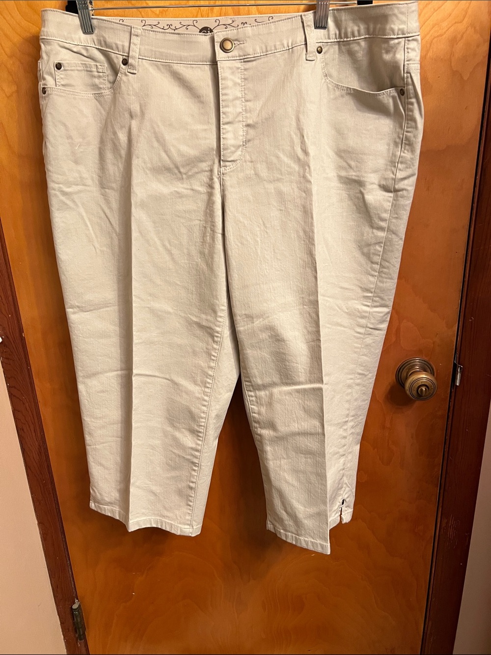 NWT CJ Banks Cream Capris Size 20W Average